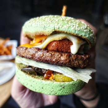 H&K's - Pain Basilic boeuf avec bonne croquette de fromage fondante. - Burgers Near Me - Brussels, BRU H&K's - Pain Basilic boeuf avec bonne croquette de fromage fondante. - Burgers Near Me - Brussels, BRU