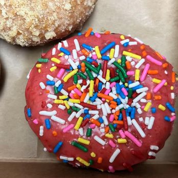 Primo's Donuts - Cherry Cake Sprinkles $2.95 - Donuts Near Me - Los Angeles, California