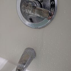 Ramada Limited Quesnel - Dirty bathroom