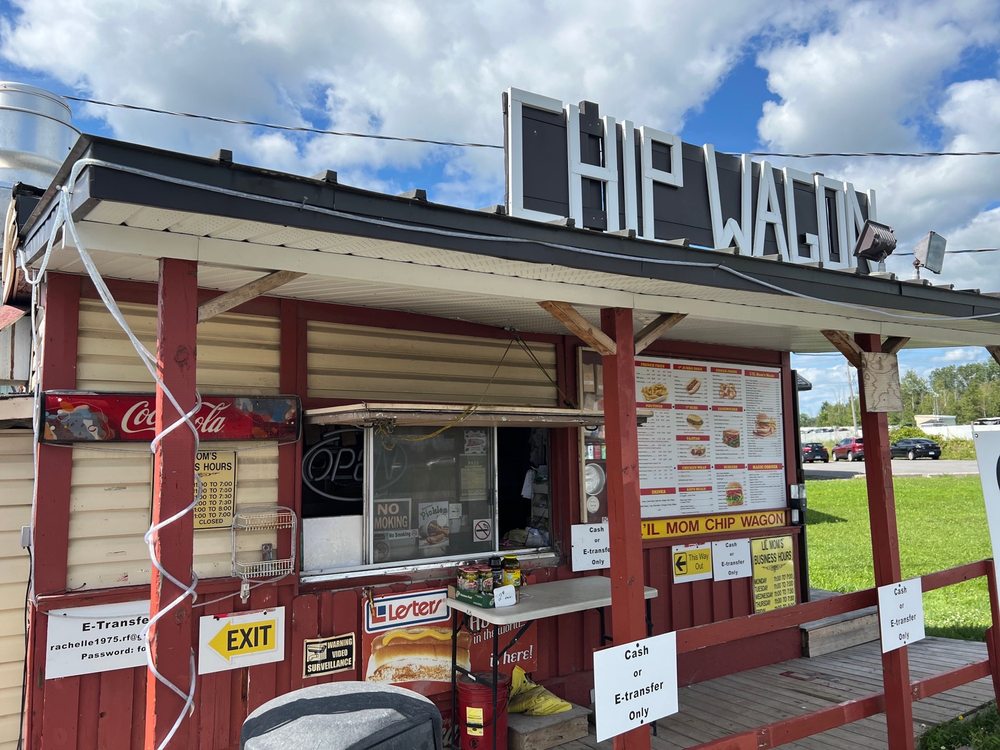 L'll Mom's Chip Stand Logo