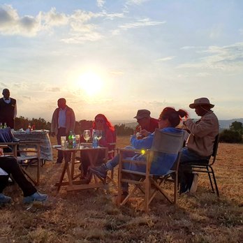 bo events - Gemütlich dem Sonnenuntergang genießen, im Busch, am Rande des Aberdare National Parks in Kenia, im Rahmen eines Incentives mit bo events. - Party & Event Planning Near Me - Riedstadt, HE
