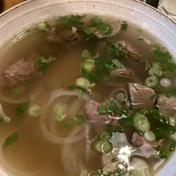 Phox - Pho Bo Rindfleisch-Nudelsuppe mit  zarter Rinderhüfte, Rindfleischbällchen, Rinderbrust und frischen Kräutern