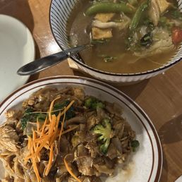 Pad kee mao, tom yum soup