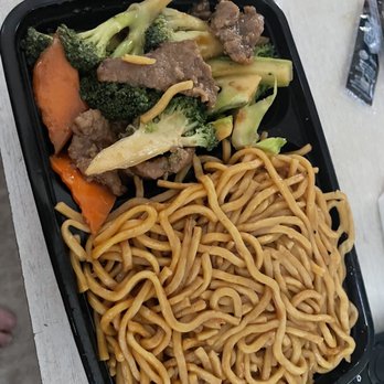 Wang's Chinese Kitchen - Beef and broccoli with lo mein noodles - Chinese Near Me - Columbus, Ohio