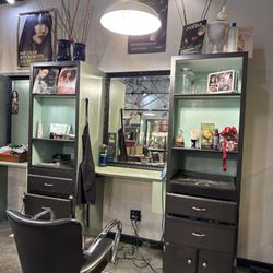 Hello Gorgeous Spa & Salon - There are six styling chairs.