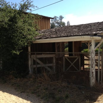 Flint Canyon Trail - Someone's really run down barn. - Hiking Near Me - La Cañada Flintridge, California Flint Canyon Trail - Someone's really run down barn. - Hiking Near Me - La Cañada Flintridge, California