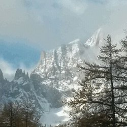 Agriturismo Le Reve - Aiguille Noir de Peuterey e cima del Bianco fra le nuvole: fotografia scattata in Val Ferret