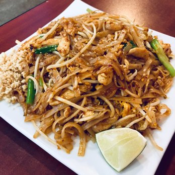 Omaha Mercy Thai Restaurant - chicken pad thai - Thai Near Me - Omaha, Nebraska