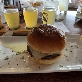 Fat Bottom Brewing - Tasty burger for Nashville burger week - Breweries Near Me - Nashville, Tennessee Fat Bottom Brewing - Tasty burger for Nashville burger week - Breweries Near Me - Nashville, Tennessee