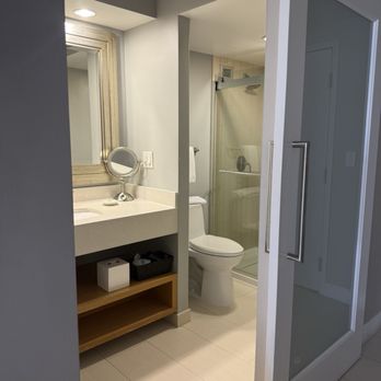 Hyatt Regency Miami - Bathroom with sliding door - Hotels Near Me - Miami, Florida Hyatt Regency Miami - Bathroom with sliding door - Hotels Near Me - Miami, Florida