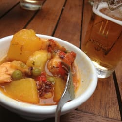O Ribeiro - Delicioso pincho de guiso de pulpo al que nos invitaron al pedir una caña.