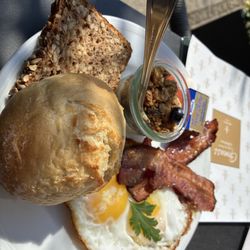 Kaffeehaus Dichtl - Eggs, bacon, German roll and bread and yoghurt topped with Müsli.