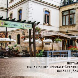 Betyár Csárda - Außenansicht mit Biergarten