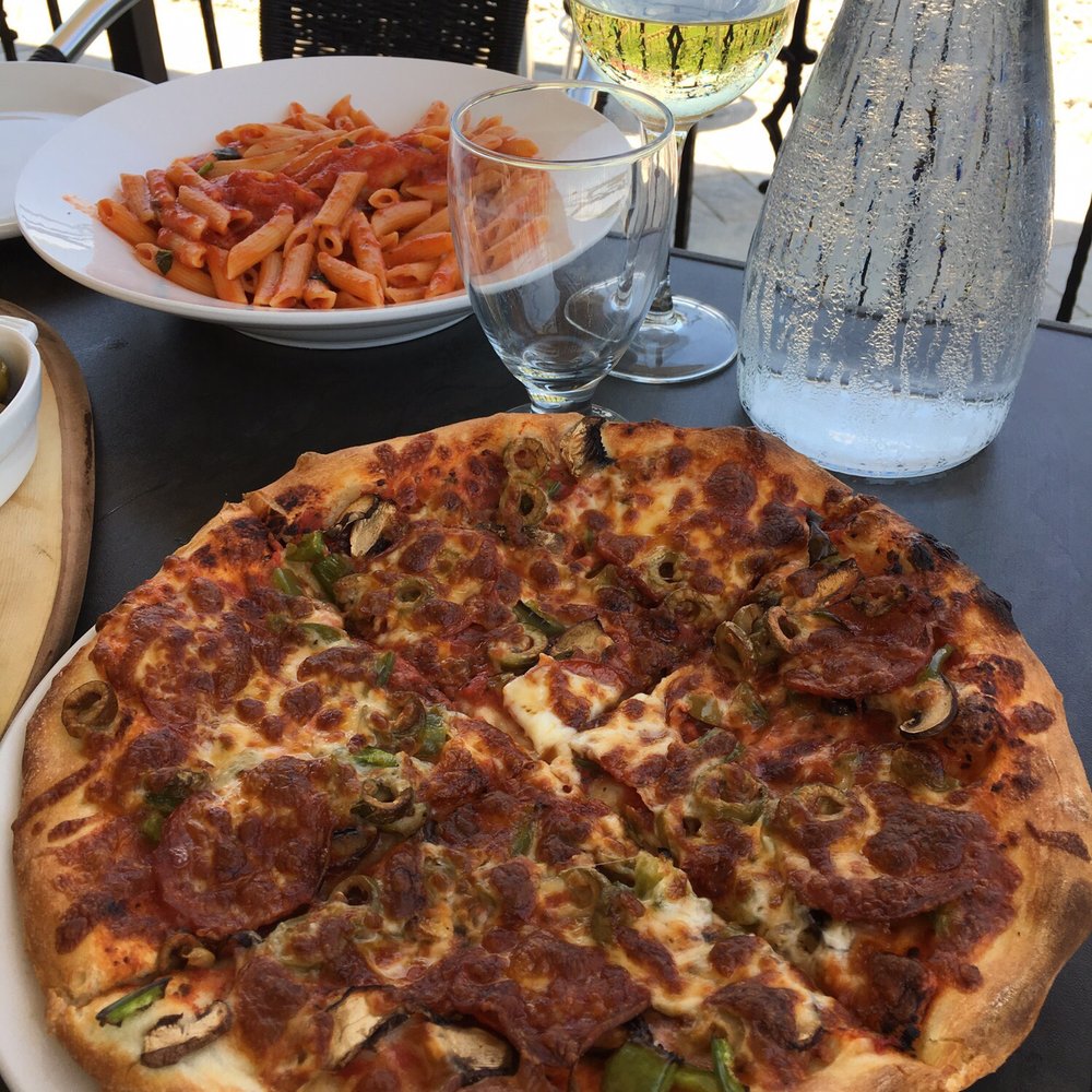 Gallucci Winery - Americana pizza - Wine Tours Near Me - Whitchurch-Stouffville, Ontario Gallucci Winery - Americana pizza - Wine Tours Near Me - Whitchurch-Stouffville, Ontario
