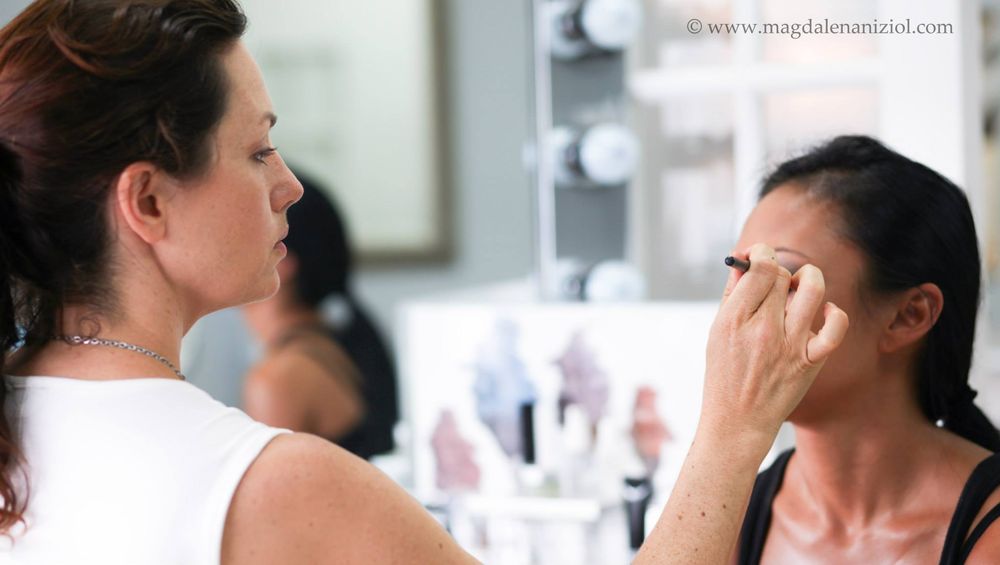 Makeup Makeup Logo