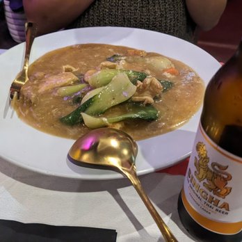 Pj's Thai - Rad Na noodles/chicken/gravy, if I recall correctly? With a side of Singha beer! - Thai Near Me - Savannah, Georgia Pj's Thai - Rad Na noodles/chicken/gravy, if I recall correctly? With a side of Singha beer! - Thai Near Me - Savannah, Georgia