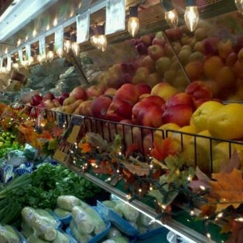 Manor Market - a display of fruits and vegetables - Grocery Near Me - Bishop, California