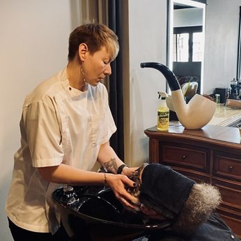 Sullivan's Barber Shop - Relaxing shampoo included in all hair cuts. - Barbers Near Me - Cudahy, Wisconsin Sullivan's Barber Shop - Relaxing shampoo included in all hair cuts. - Barbers Near Me - Cudahy, Wisconsin