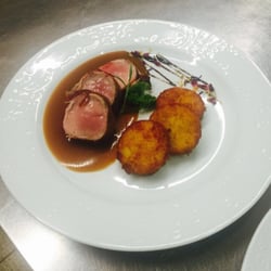 Restauarnt Bergische Schweiz - Medaillons  vom Schweineffilet im  Speckmantel auf Cognacsauce mit Röstitalern