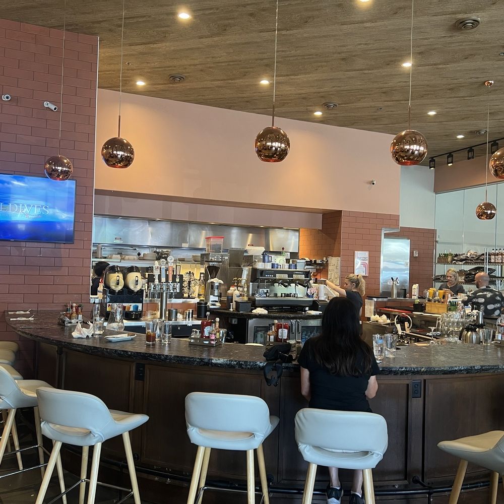 Benedict's - Bar area - Breakfast & Brunch Near Me - Wayzata, Minnesota