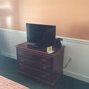 County Clare Inn - TV located in the room. - Bed & Breakfast Near Me - Milwaukee, Wisconsin County Clare Inn - TV located in the room. - Bed & Breakfast Near Me - Milwaukee, Wisconsin