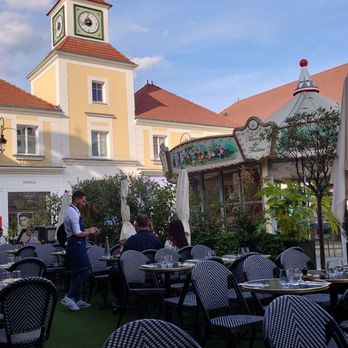 Saperlipopette - Nice and bright outdoors patio seatings. - Bistros Near Me - Puteaux, 92 Saperlipopette - Nice and bright outdoors patio seatings. - Bistros Near Me - Puteaux, 92