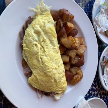 Cafe Sintra - Green Chili & brie cheese omelette - New American Near Me - Sunriver, Oregon Cafe Sintra - Green Chili & brie cheese omelette - New American Near Me - Sunriver, Oregon