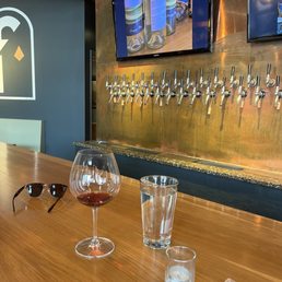 Pinot Noir, taps in the back Pinot Noir, taps in the back