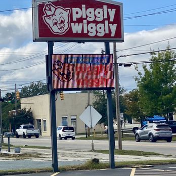 Piggly Wiggly - Street sign - Grocery Near Me - Laurinburg, North Carolina Piggly Wiggly - Street sign - Grocery Near Me - Laurinburg, North Carolina