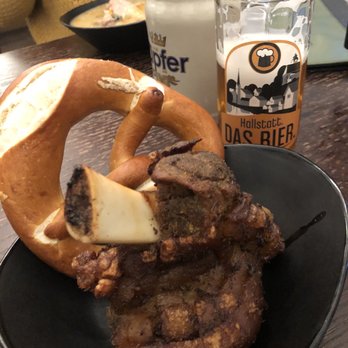 Marktbeisl Zur Ruth - Pork leg, pretzel & beer special 15€. Filled me up and was served quickly. - Bars Near Me - Hallstatt, 4