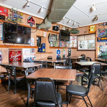 Bringer Inn - dining area with tables and chairs - Bars Near Me - Morton Grove, Illinois