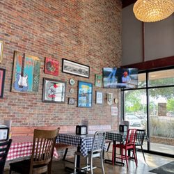 Gus's World Famous Fried Chicken - San Marcos - Inside