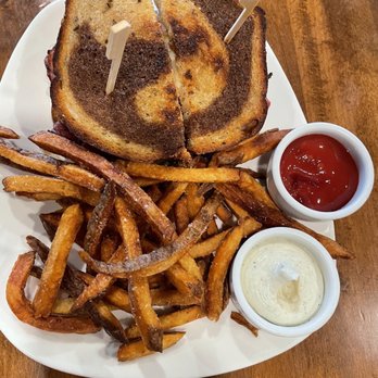 Trellis - Saucy Reuben & salt/pepper fries - Wine Bars Near Me - Dundee, Oregon