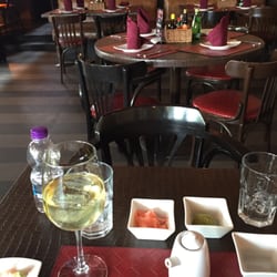 Yoko Sushi & Teppan Bar - Esperando la comida el temaki llego rápido
