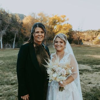 Sedona Beauty Team - Mother-of-the-bride and bride Photo courtesy of https://whitedesertphotography.com/ - Makeup Artists Near Me - Sedona, Arizona Sedona Beauty Team - Mother-of-the-bride and bride Photo courtesy of https://whitedesertphotography.com/ - Makeup Artists Near Me - Sedona, Arizona