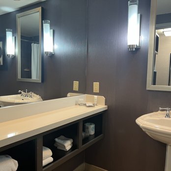 Little Rock Marriott - Bathroom - Hotels Near Me - Little Rock, Arkansas Little Rock Marriott - Bathroom - Hotels Near Me - Little Rock, Arkansas
