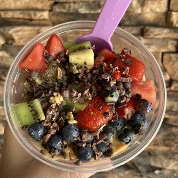 everbowl - a hand holding a bowl of fruit - Acai Bowls Near Me - Pleasant Grove, Utah