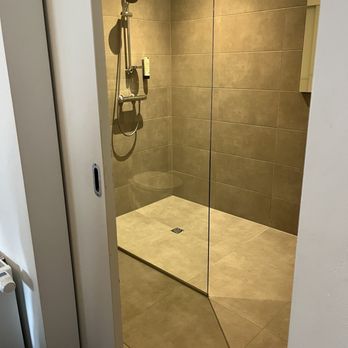 Hotel Bla Bla - Room 10 interesting shower - Hotels Near Me - Bruges, VWV