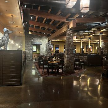 Lazy Dog - View of Dining Area from Entryway - New American Near Me - Fresno, California