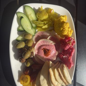 Metropolitan Tavern - beet hummus platter - New American Near Me - Portland, Oregon Metropolitan Tavern - beet hummus platter - New American Near Me - Portland, Oregon