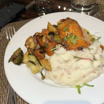 Roanoke - Salmon and roasted vegetables - Cocktail Bars Near Me - Chicago, Illinois Roanoke - Salmon and roasted vegetables - Cocktail Bars Near Me - Chicago, Illinois