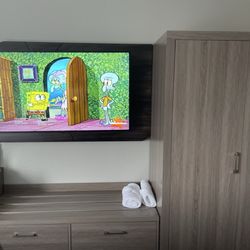 Holiday Inn Express Boston North-Woburn - Tv. Drawers and closet.