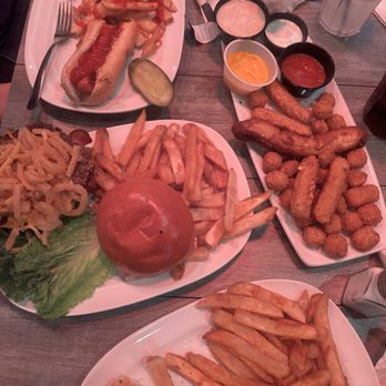 Tracks - Burgers Near Me - Cary, Illinois