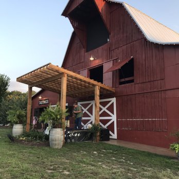 Arrington Vineyards - Tasting barn - Wine Tasting Room Near Me - Arrington, Tennessee