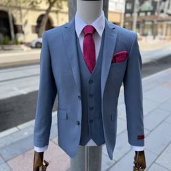 La Moda - Men's Suits & Levi's