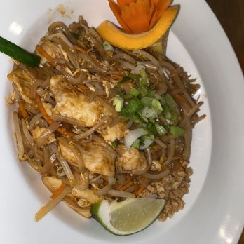 Circles Contemporary Thai - Chicken pad Thai - Thai Near Me - Philadelphia, Pennsylvania