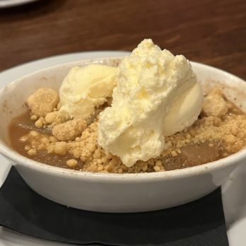 KIN Windsor - Apple crumble with vanilla ice cream - New American Near Me - Windsor, California KIN Windsor - Apple crumble with vanilla ice cream - New American Near Me - Windsor, California