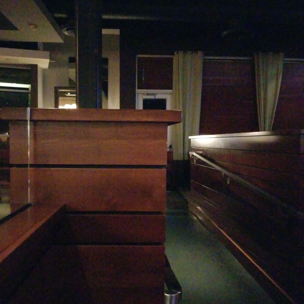 Houlihan's - This is the walkway down to the bar area. - Bars Near Me - Lee's Summit, Missouri