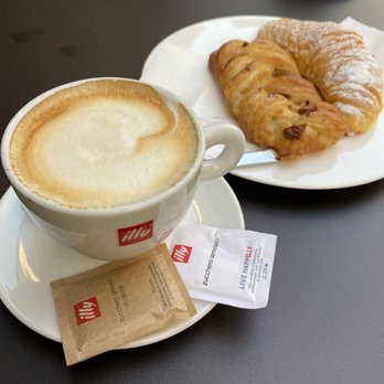 Bar 4 Cantoni - Brioche and cappuccino - Cafes Near Me - Siena, SI