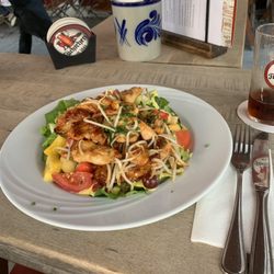 Salad with chicken strips and Fruit. Salat Bombay mit Früchten in Curry Dressing. Dazu Hähnchenstreifen.